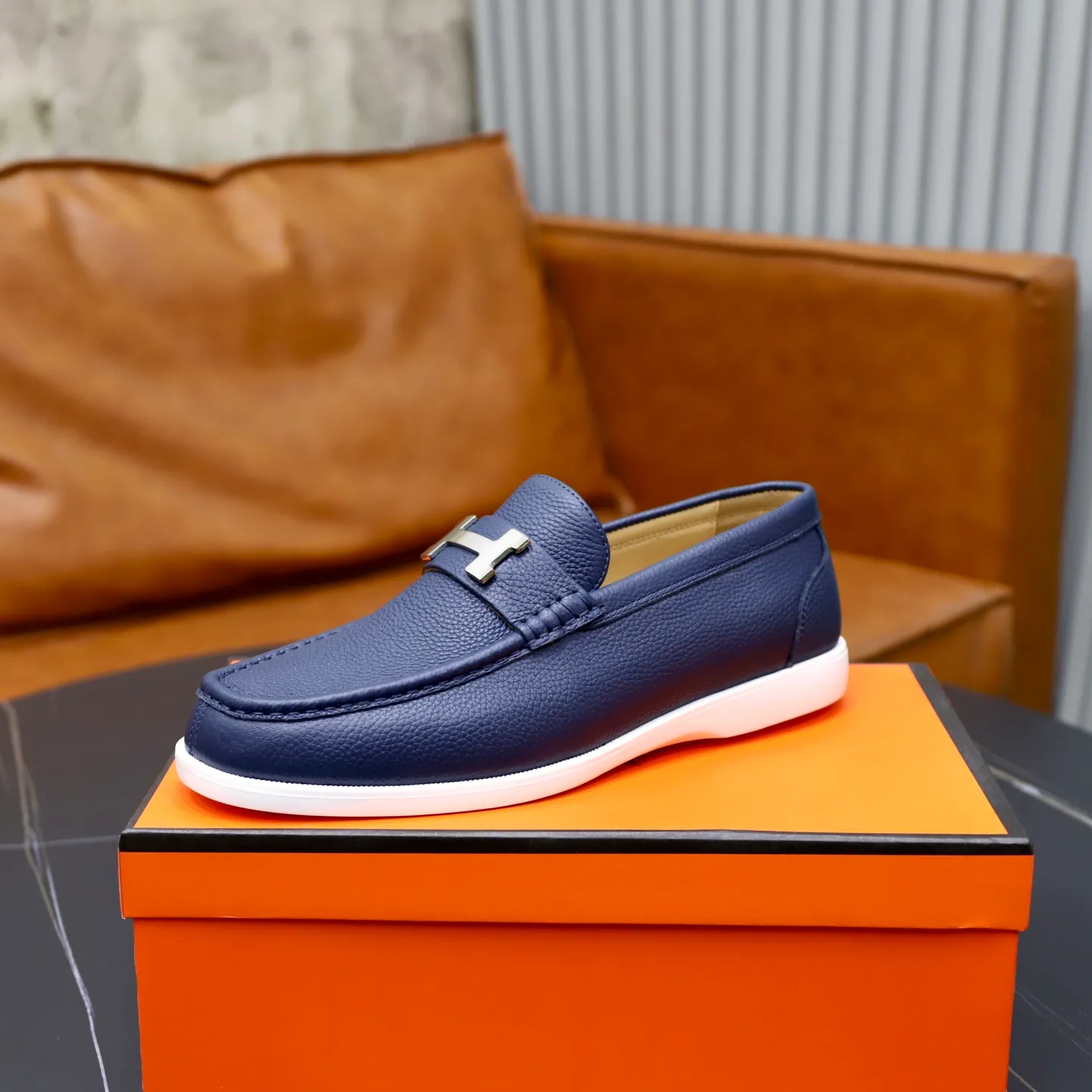 Ex-factory price: 560💰Hermès/Hermès slip-on men's shoes. This shoe is made of imported pebbled cowhide. It has simple and smooth lines and is combined with aerodynamically designed 3CM rubber foam ultra-light soles! Youthful and fashionable, classic H-shaped hardware buckle decoration, calf lining gently wraps the feet, with logo cowhide feet, casual and urban style, highlighting youthful vitality, sports and leisure version, super versatile, code number: 38-39-40-41-42-43-44 standard leather shoe size (45 can be customized but does not support returns)